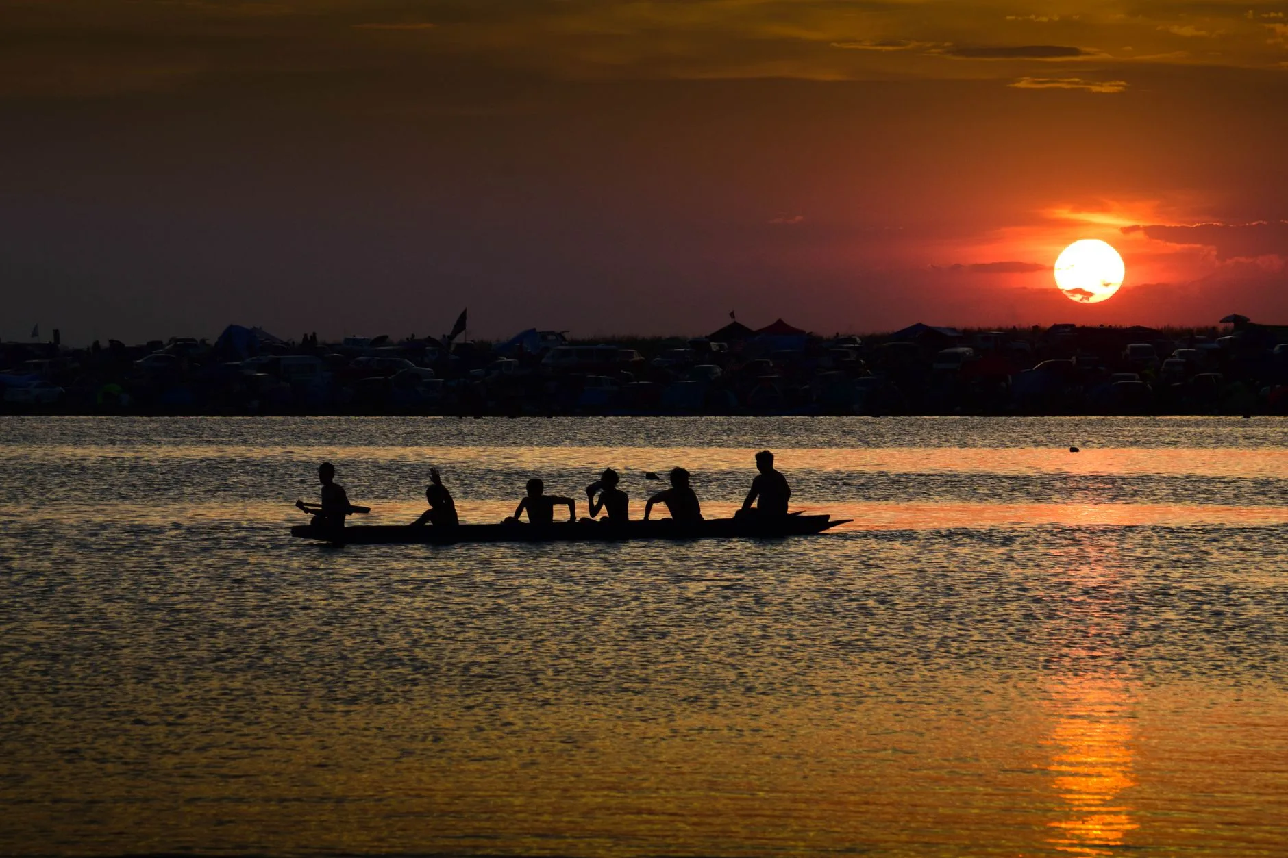 Pirogue sur le fleuve Sepik en Papouasie-Nouvelle-Guinée au lever du soleil