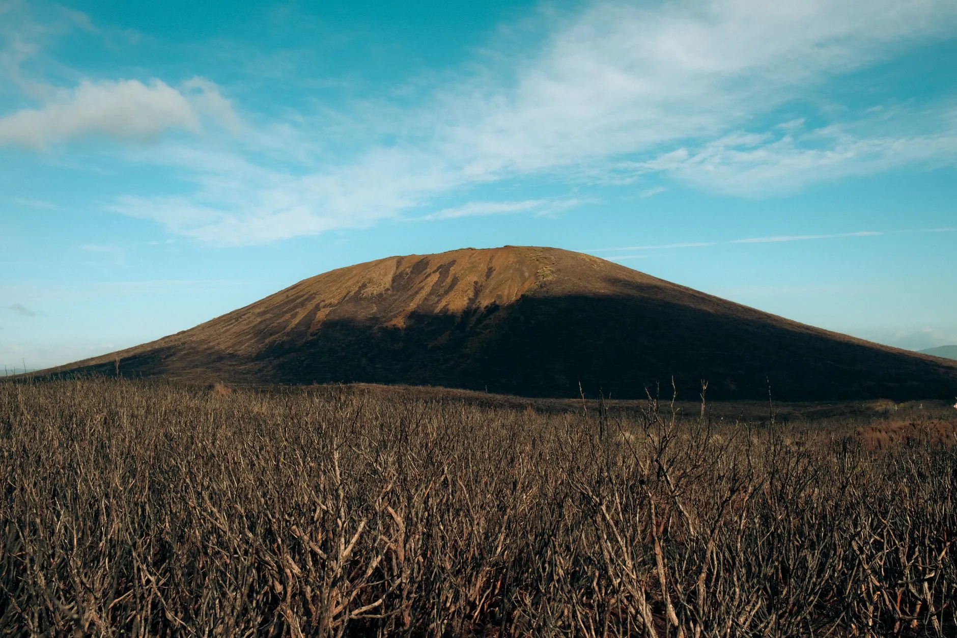 Baie de Rabaul avec le volcan Tavurvur en arrière-plan sous un ciel tropical