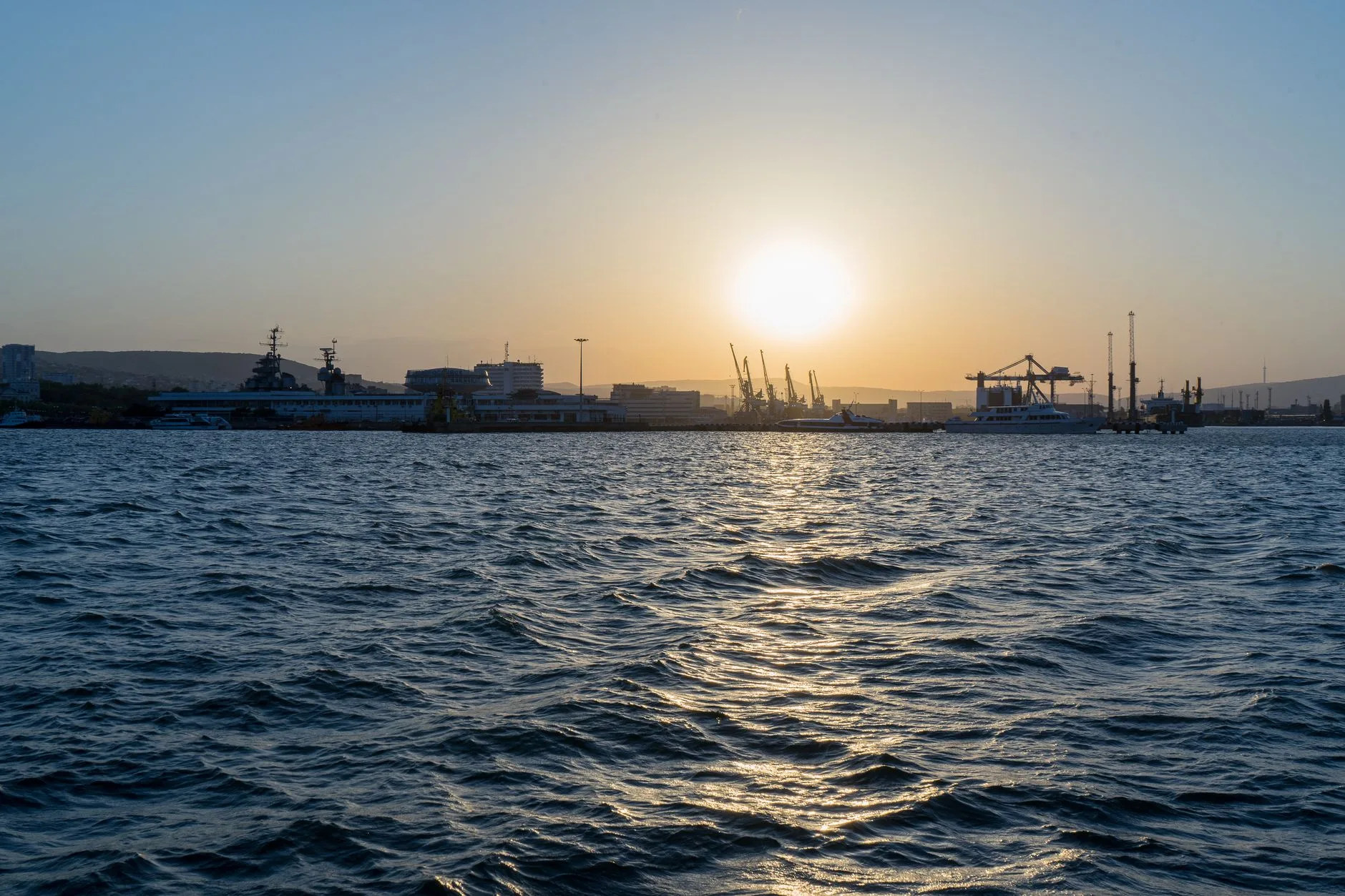 Vue sur la baie de Port Moresby au coucher du soleil, capitale de la Papouasie-Nouvelle-Guinée